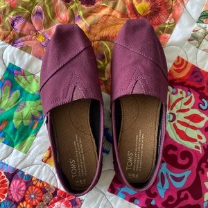 TOMS slip ons in Maroon!